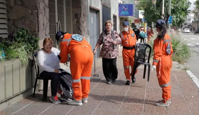 Después de horas de fila, jubilados se descompensaron en las puertas de los bancos