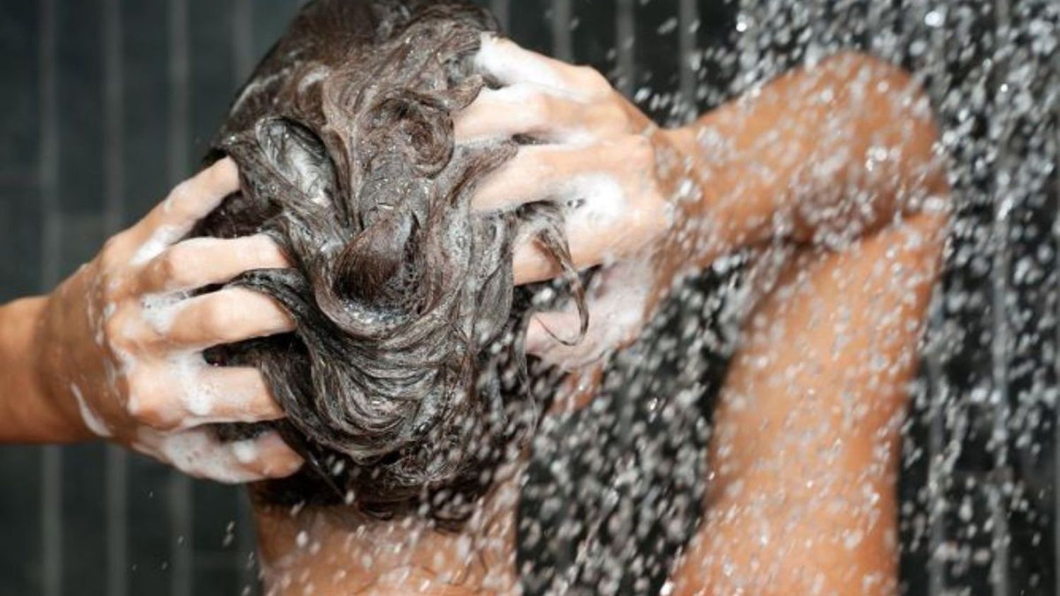 ¿Lavar el cabello con frecuencia lo hace más grasoso?