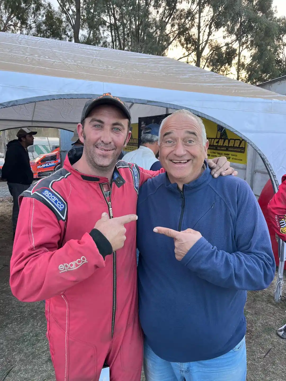 FOTO ACELERANDO A FONDO Castañino y Baños, dos grandes campeones del automovilismo zonal.