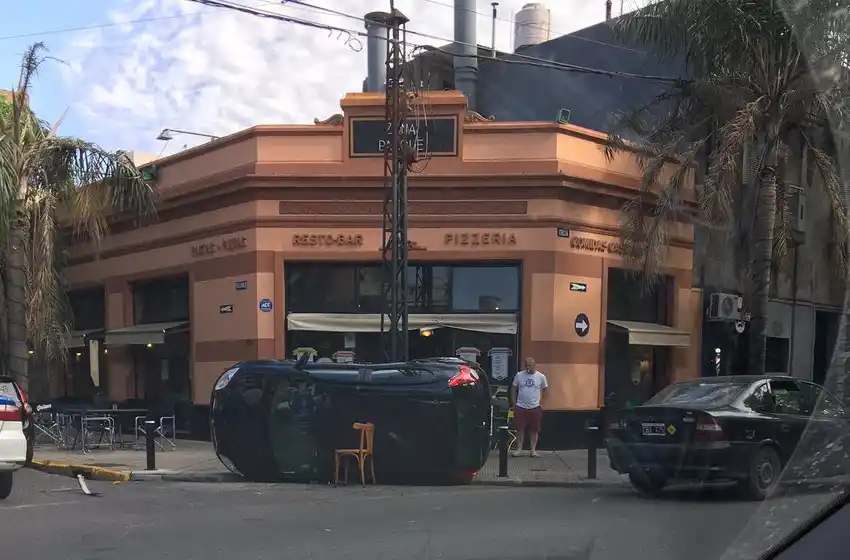 Choque y vuelco en el centro: un automóvil quedó al límite de incrustarse en un bar