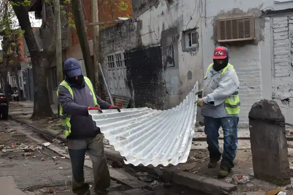 Derrumbaron un búnker de venta de drogas en barrio San Francisquito