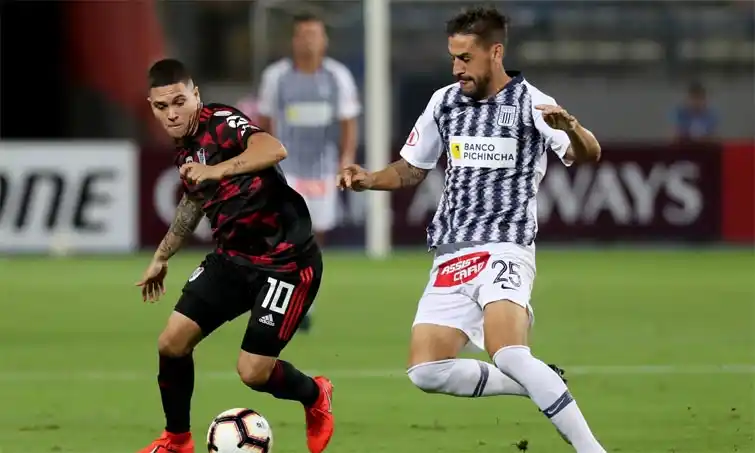 Sin público, River va por puntos que lo acomoden