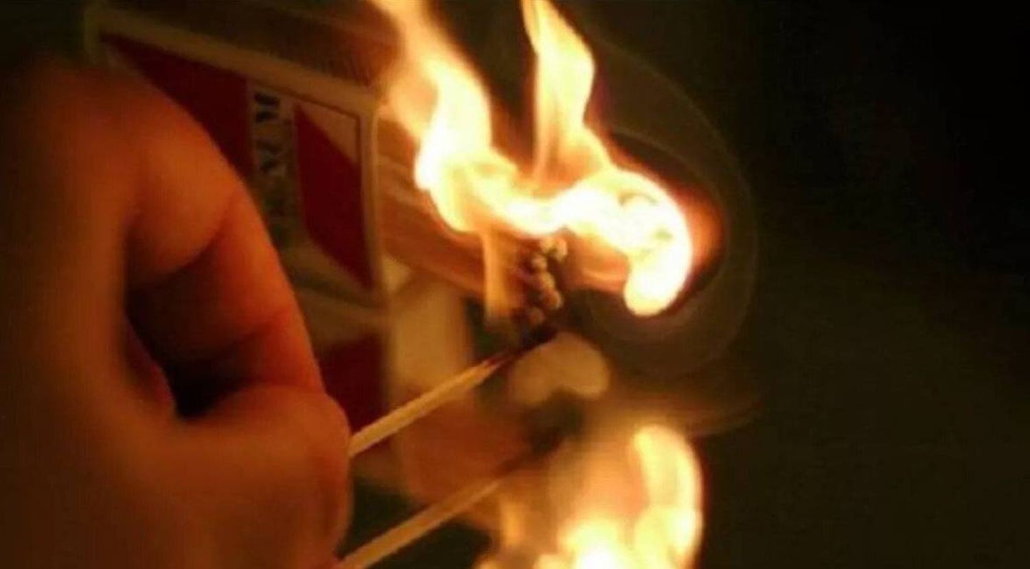 Un joven de 19 años roció con alcohol 
a una menor de 14 y le prendió fuego