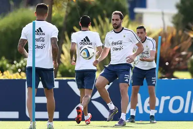 Higuaín, Lavezzi y Di María son los atacantes para el juego con Brasil