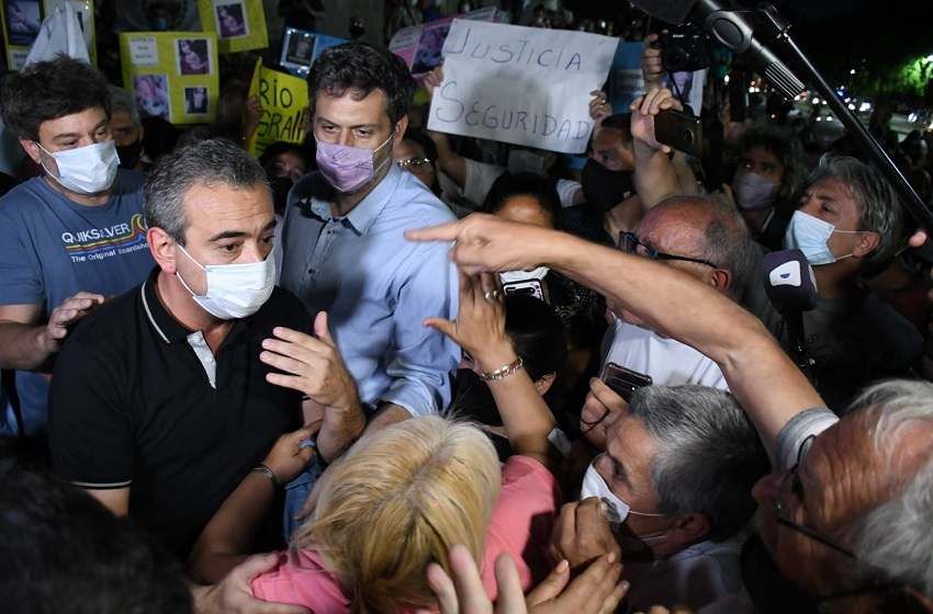 Tras la tensa marcha en el Monumento, Javkin recibirá a familiares y víctimas de la inseguridad
