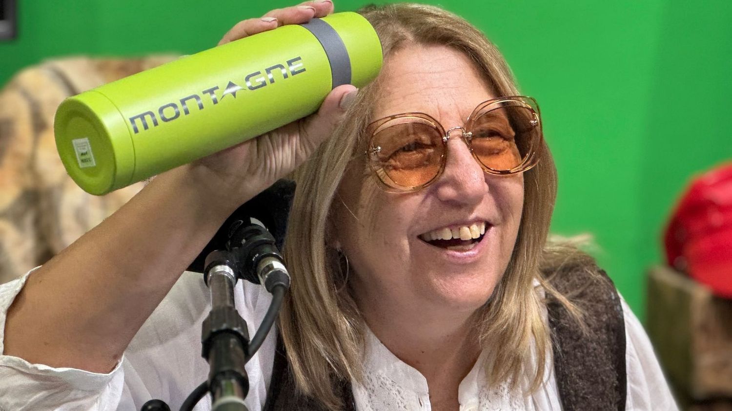 El equipo de la redacción le regaló un termo a Lili Belardi.