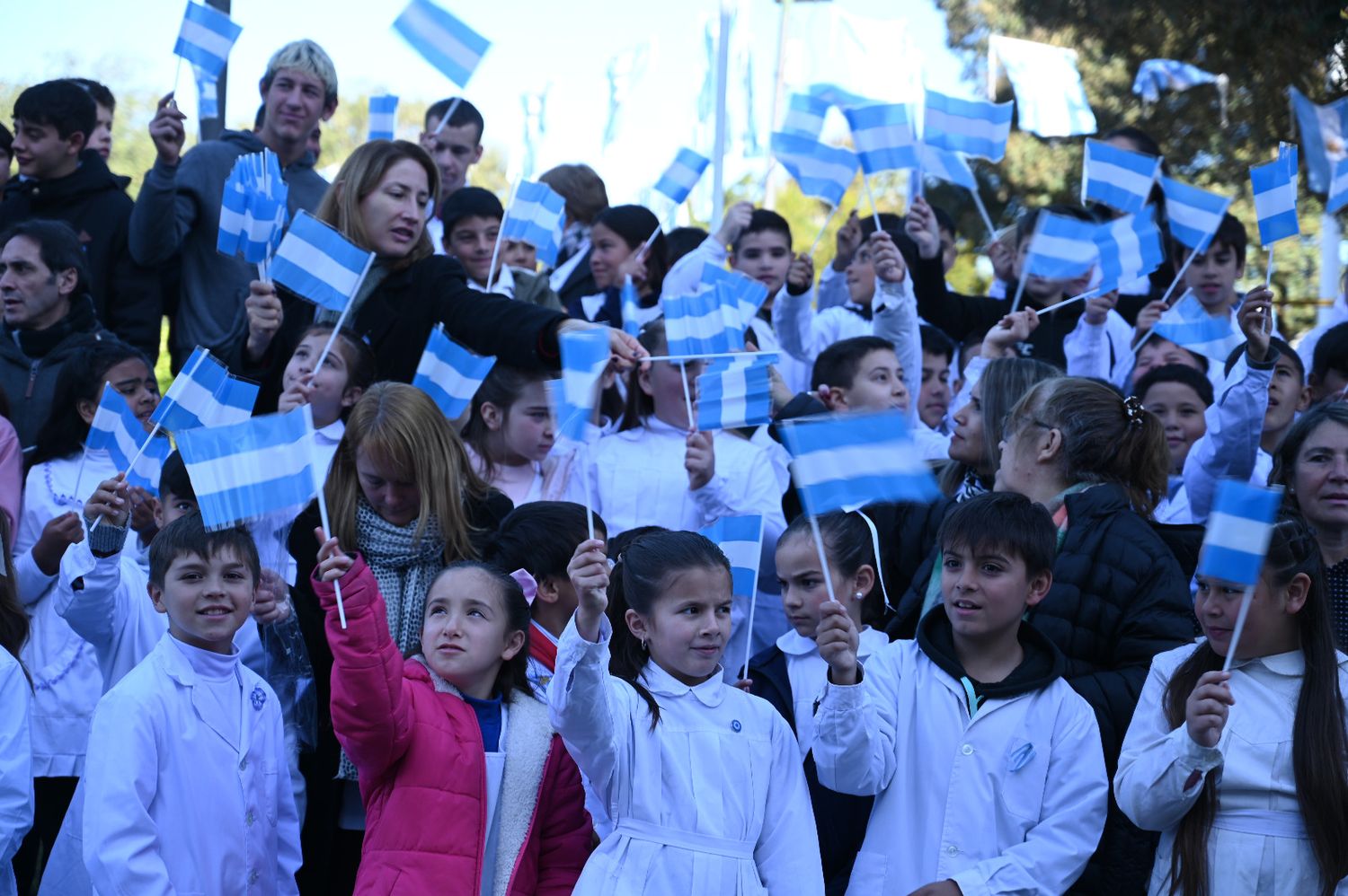 Se realizó el acto y la Promesa a la Bandera en la plaza Belgrano: mirá todas las fotos