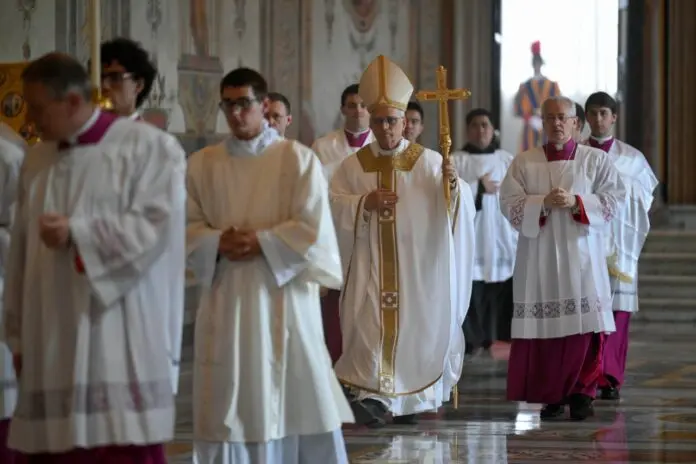 El papa León XIV se dirige a ofrecer su primera misa en la Capilla Sixtina. (Vatican News)