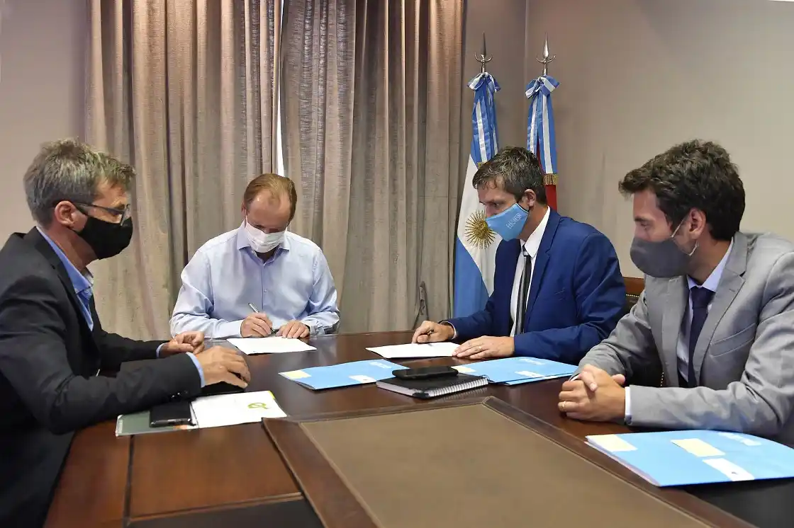 Bordet firmó convenios para realizar obras de agua potable y cloacas en Gualeguaychú