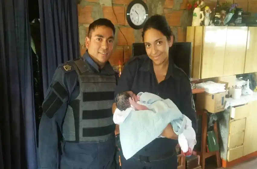 Policías ayudaron en un parto a una mujer