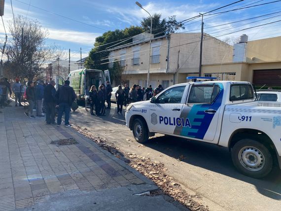 Quiso eludir un control, atropelló a un agente y fue detenido