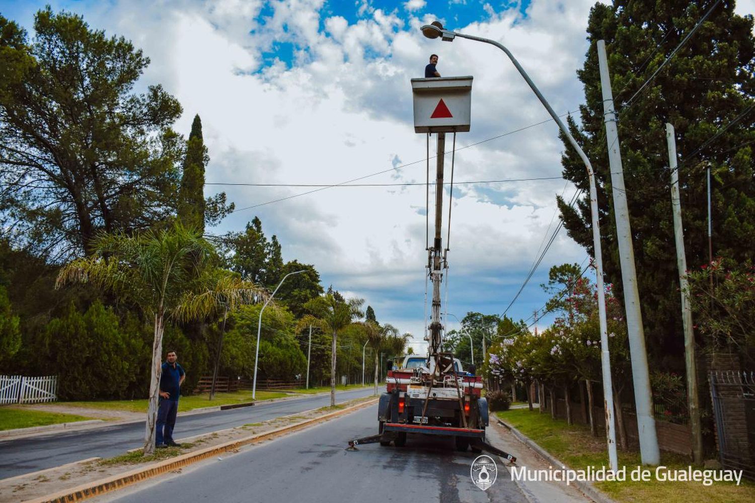 Continúa la instalación de luces led en la avenida Illia