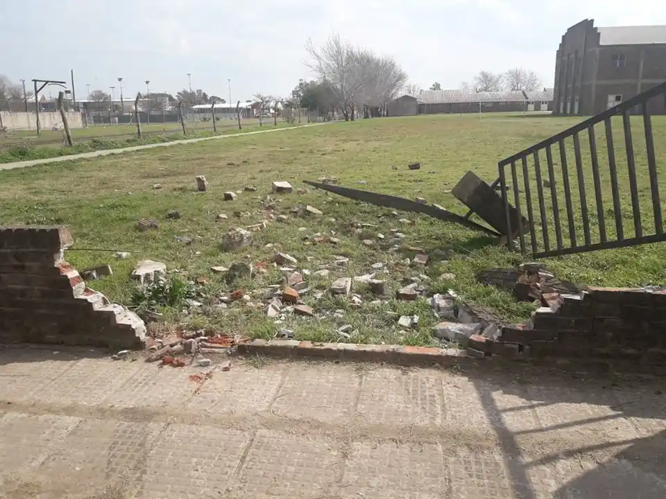 Desde la comisaría de General Ramírez solicitan datos para identificar al conductor que destrozó el tapial de escuela