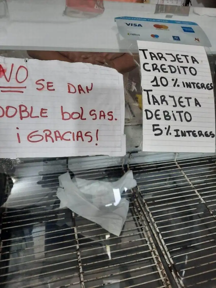 Clausuraron un comercio por cobro de recargos en compras con tarjetas de crédito y débito