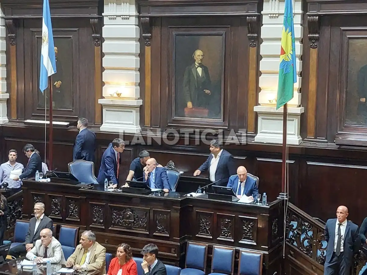 Facundo Tignanelli (presidente del bloque de UxP) dialogando con Alexis Guerrera (Presidente de la Cámara de Diputados).