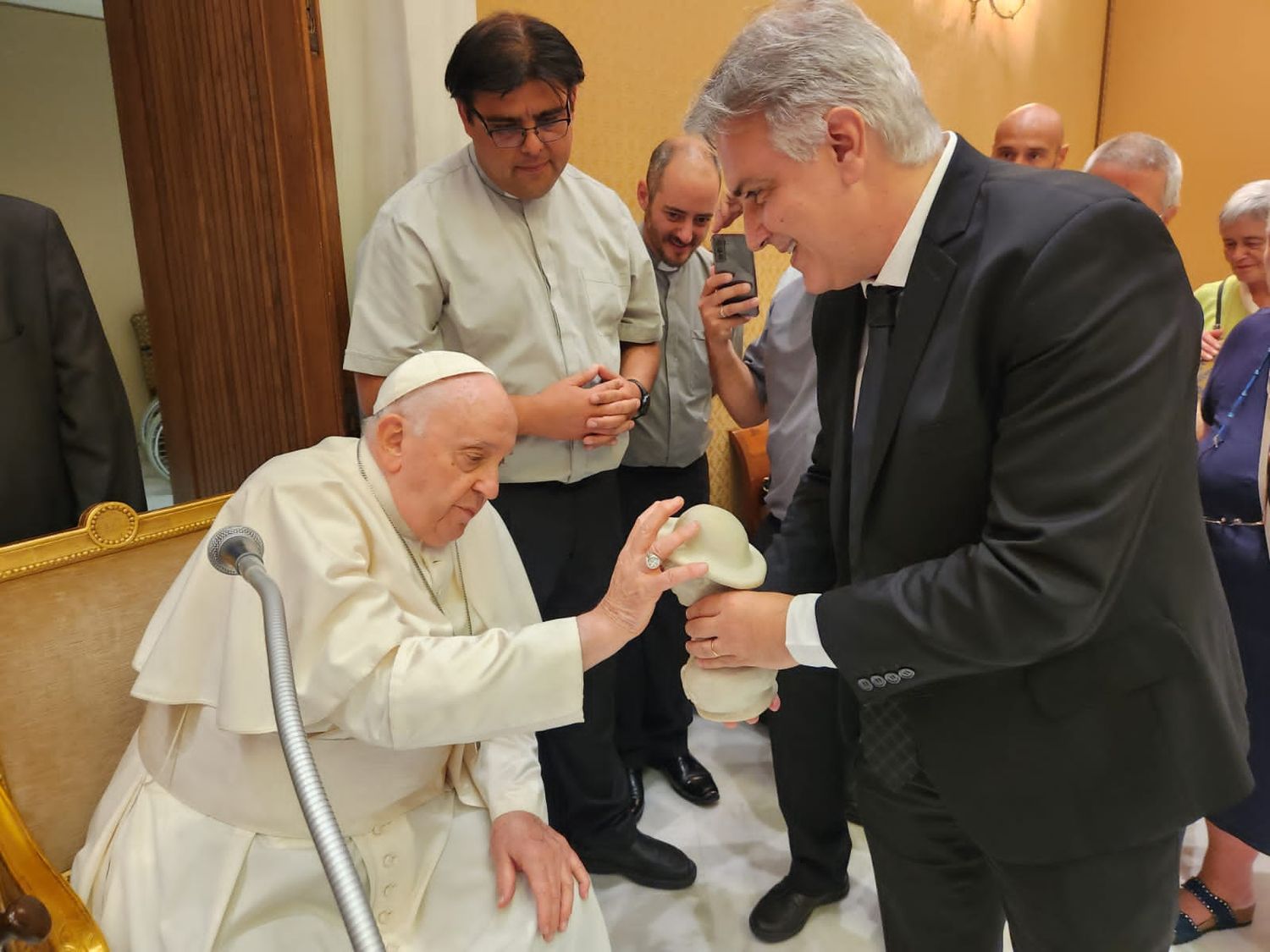 El intendente de Córdoba y gobernador electo invitó formalmente al Papa a visitar la provincia.