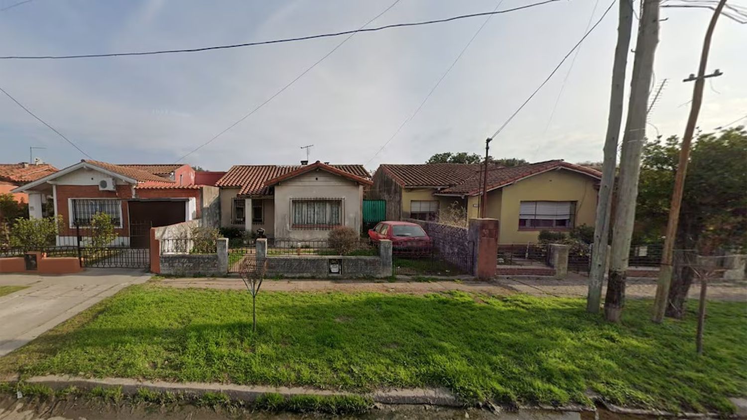 Las víctimas fueron halladas sin vida y los investigadores apuntan al padre del niño