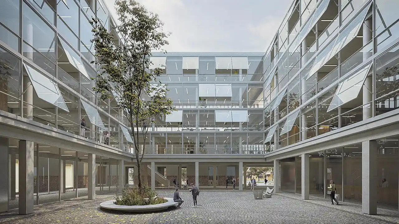 Vista del patio interno o plaza cívica interior, uno de los ejes del proyecto.