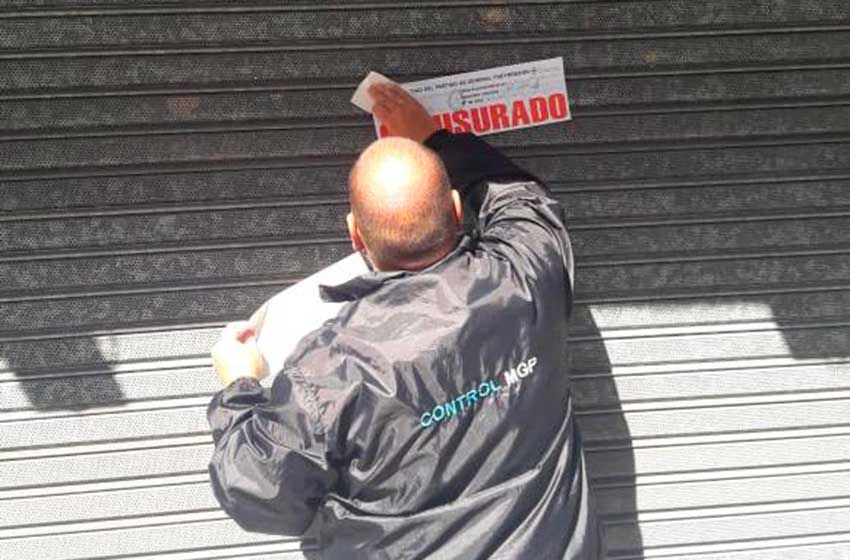 Clausuran varias despensas y un restaurante por no contar con licencias oficiales