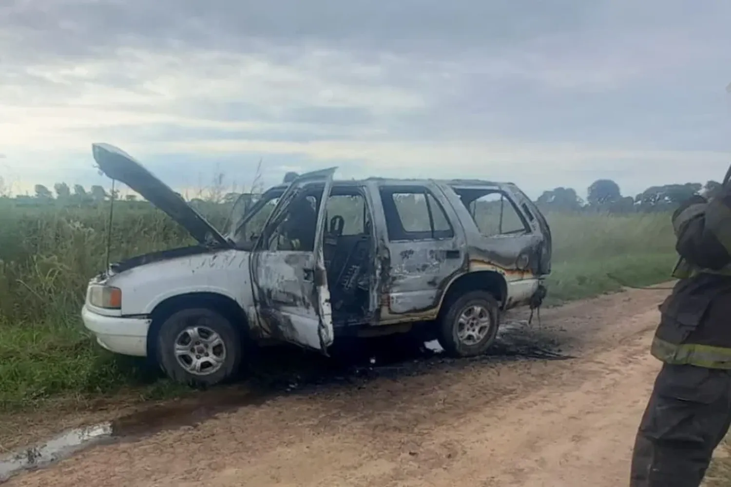 En llamas: una Chevrolet se incendió en un camino rural y un hombre terminó herido