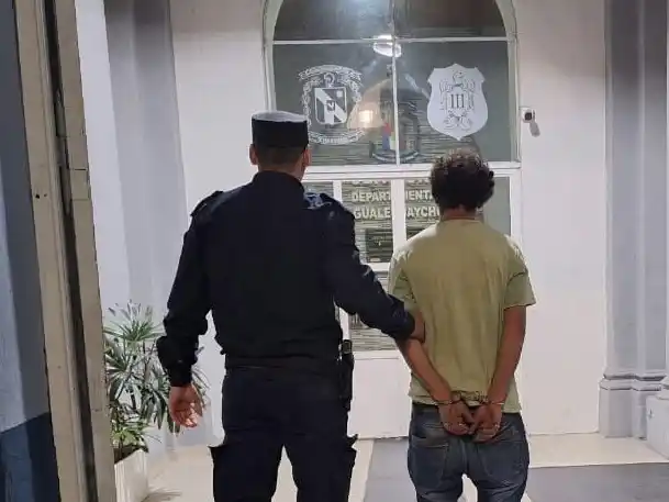 Vecinos redujeron a hombre que agredió a una mujer en el Barrio 348 hasta el arribo de la Policía