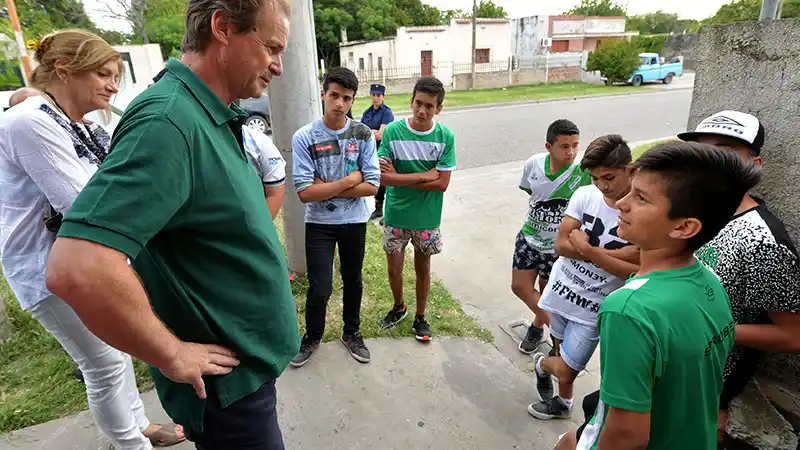 Tras el ataque de la barra de Patronato, Bordet visitó a niños de Strobel