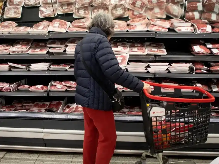 Una mujer observa los cortes de carne vacuna exhibidos en un supermercado.