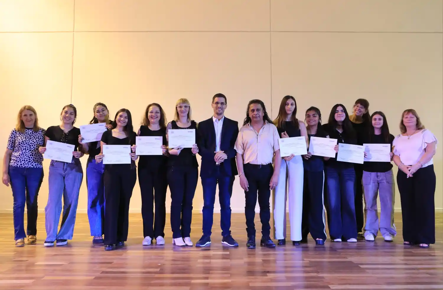 El intendente Viotti encabezó la entrega de Diplomas a los participantes del Taller de Lenguaje de Señas