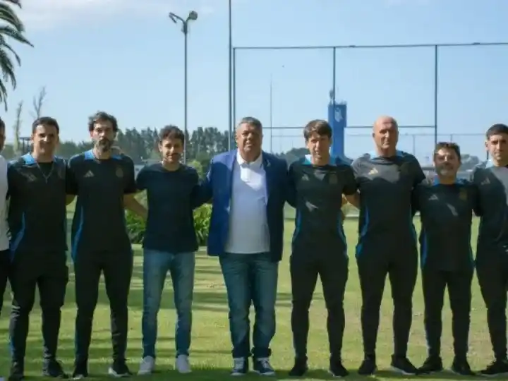 Junto a figuras como Pablo Aimar y Diego Placente, Chiqui Tapia oficializó la renovación contractual de las estructuras juveniles, femeninas y de playa por un nuevo ciclo mundialista.Foto:AFA