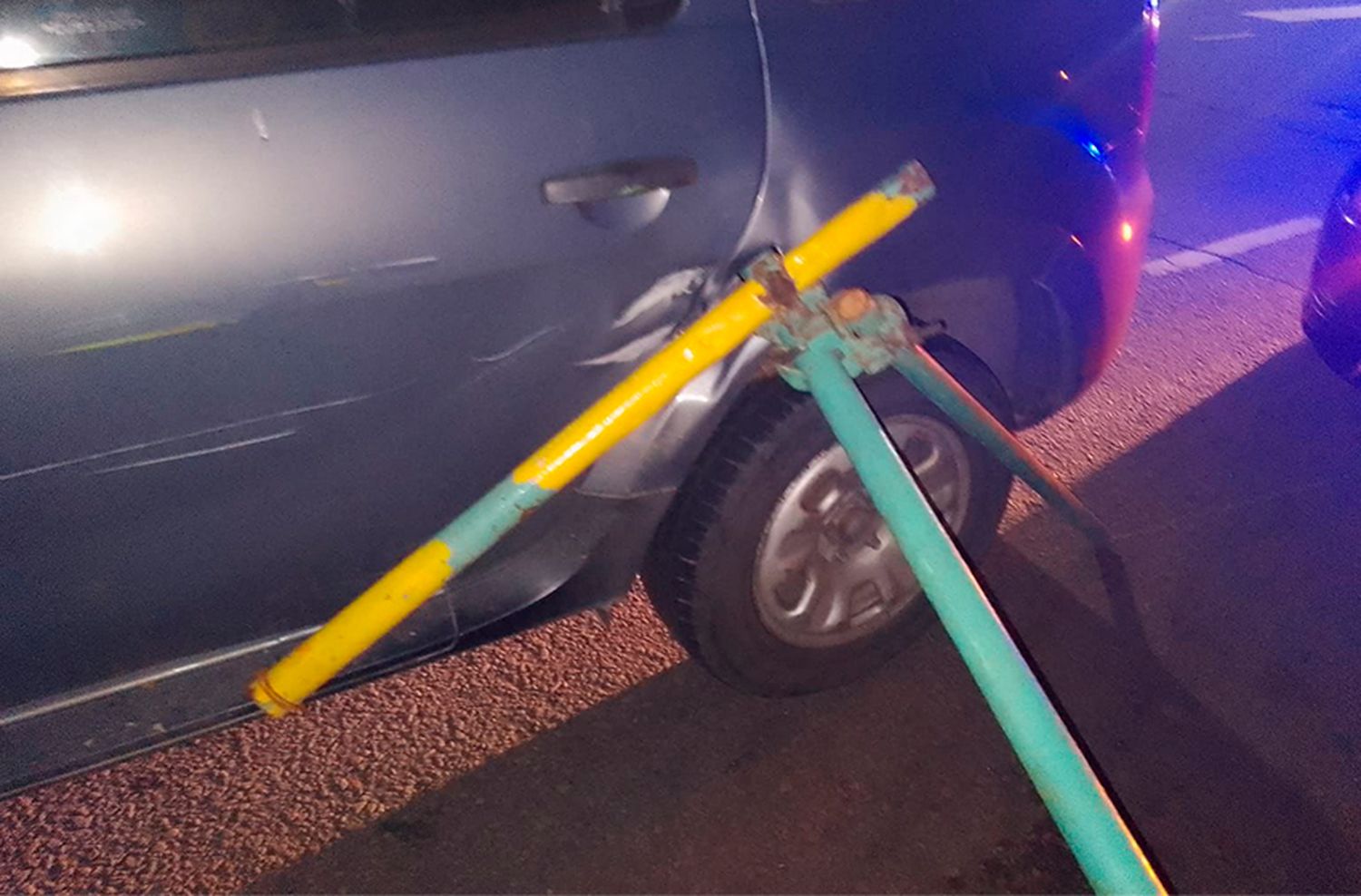 Se cayó un andamio e impactó en un auto que pasaba por el lugar