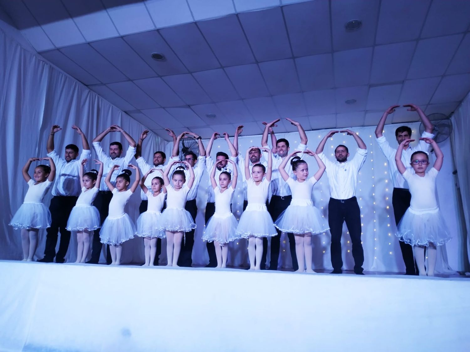 Al cierre se sumaron los padres de las bailarinas.