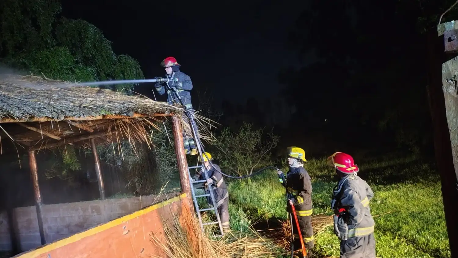 El incendió de un quincho en el Parque Unzué movilizó a los bomberos en la madrugada