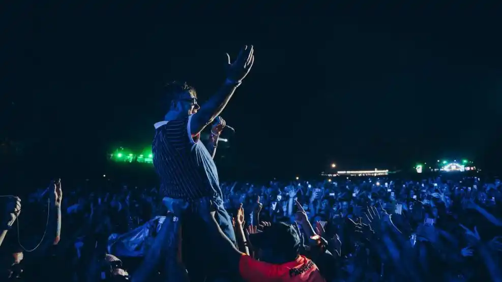 Blur se jugó por completo a un set electrizante y sensiblero para cerrar la jornada.