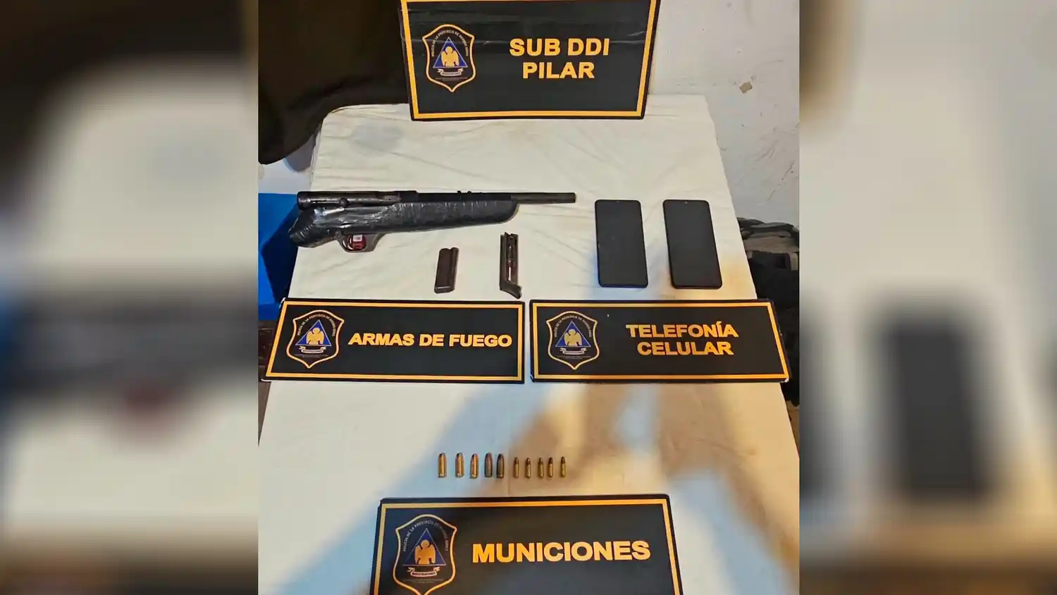 En el lugar los efectivos secuestraron un arma y municiones.
