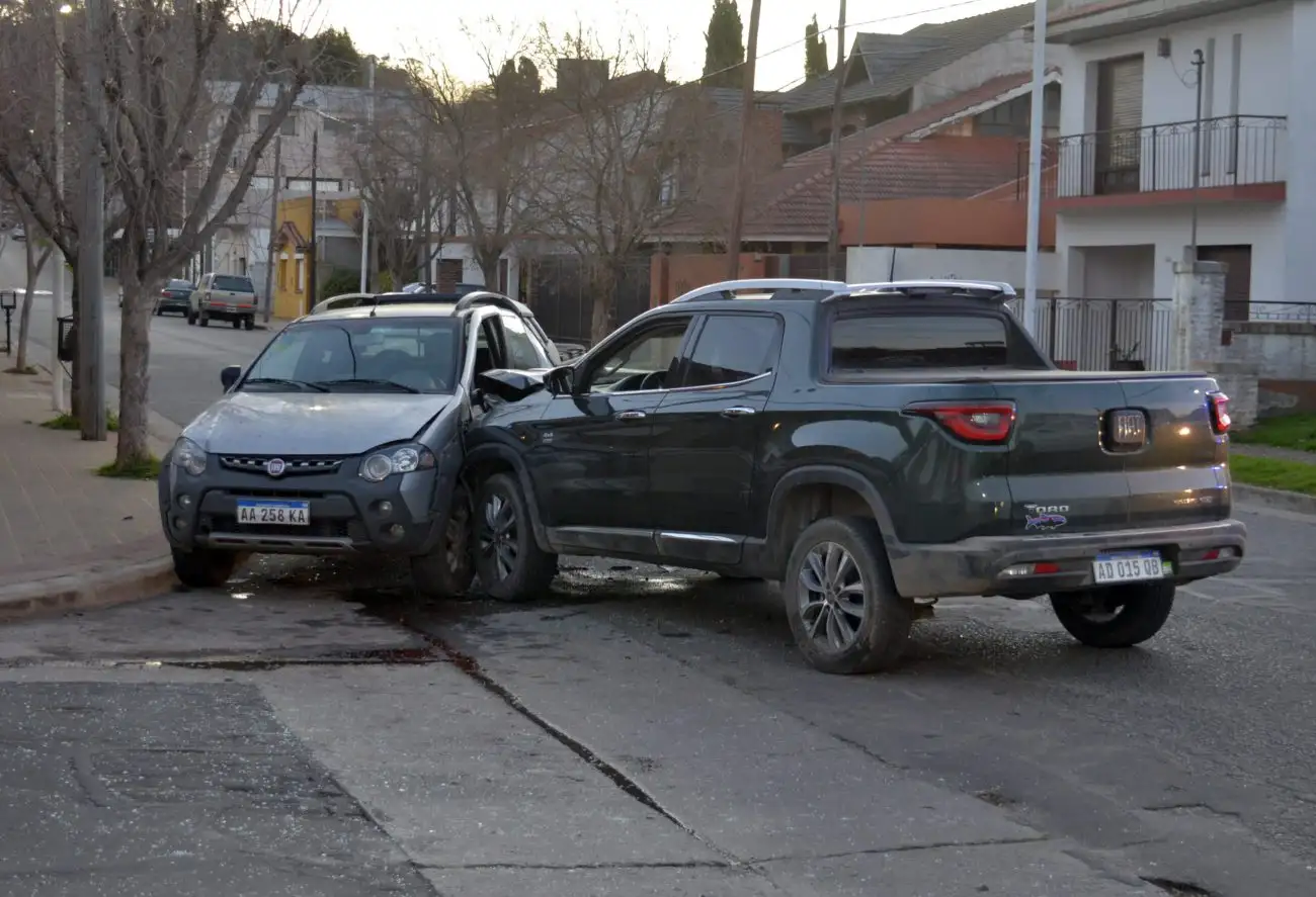 Dos personas sufrieron lesiones en  un choque entre dos camionetas