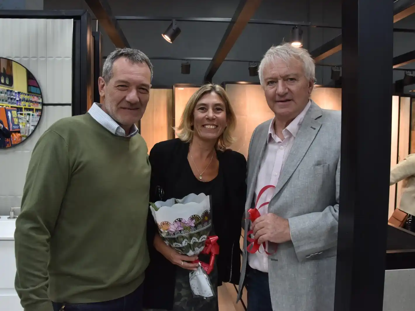 A la izquierda, Marcelo Alvarez, responsable del local, junto con Virginia Galeliano, gerente de ventas, y Jose María Brandinelli, titular de la firma.