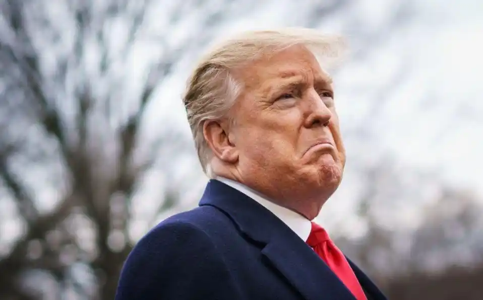 Un amenazado Trump calificó de “farsa” y “cacería de brujas” juicio en su contra