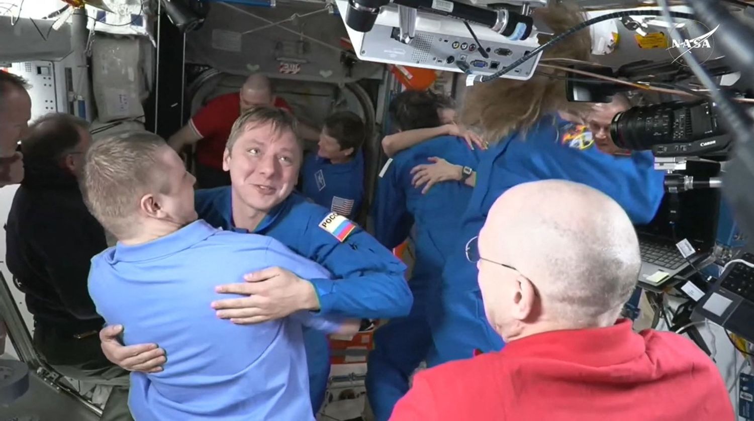 La cápsula de SpaceX se acopla a la ISS para traer de vuelta a los astronautas varados de la NASA