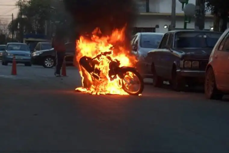 Prefirió prender fuego la moto antes que se la retuviera la Policía