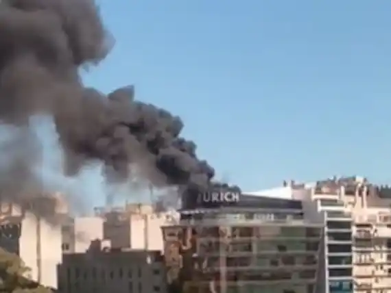 Incendio en el edificio de Zurich de Retiro: hay 200 evacuados