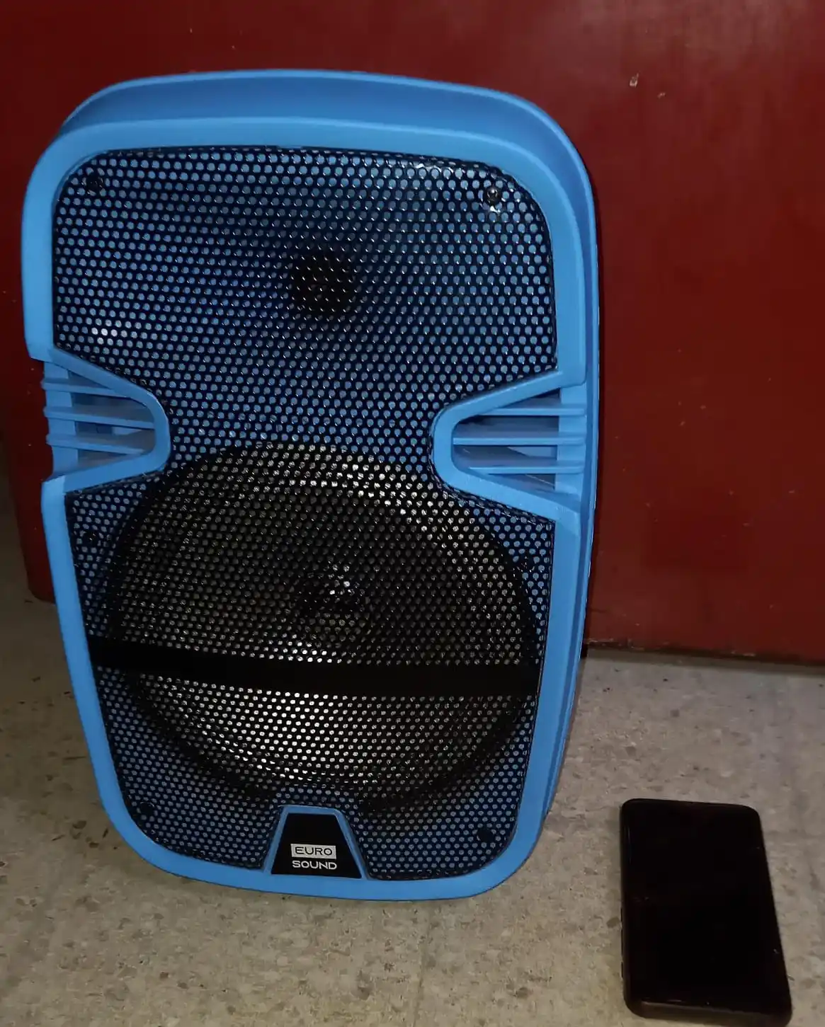 El parlante y el celular que recuperó la policía.