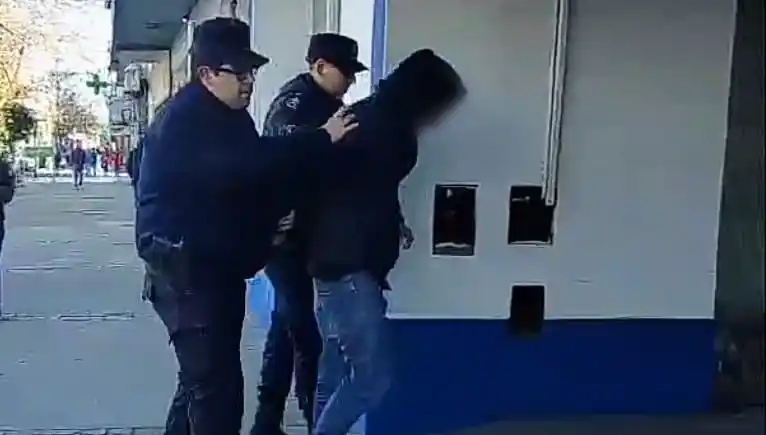 La comerciante de 61 años le dio aviso a las autoridades y fue atrapado casi al instante.