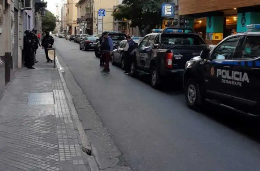 Fuerte operativo en una casa usurpada en pleno centro: desalojaron a 21 personas tras la denuncia de vecinos