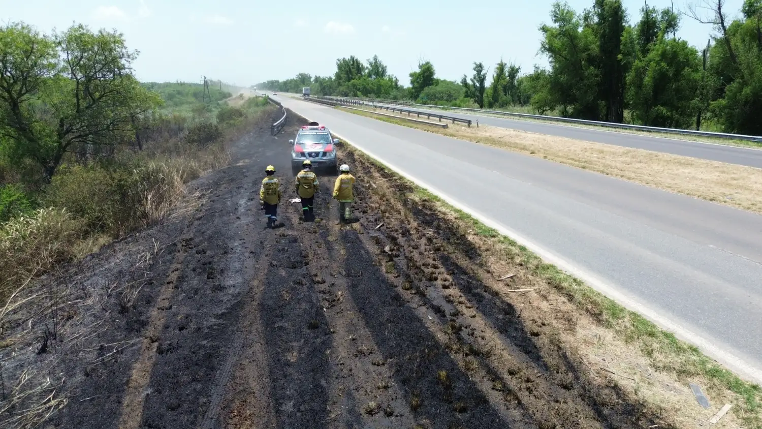 Tres horas y media de trabajo para sofocar un incendio a la vera de la Autovía 12
