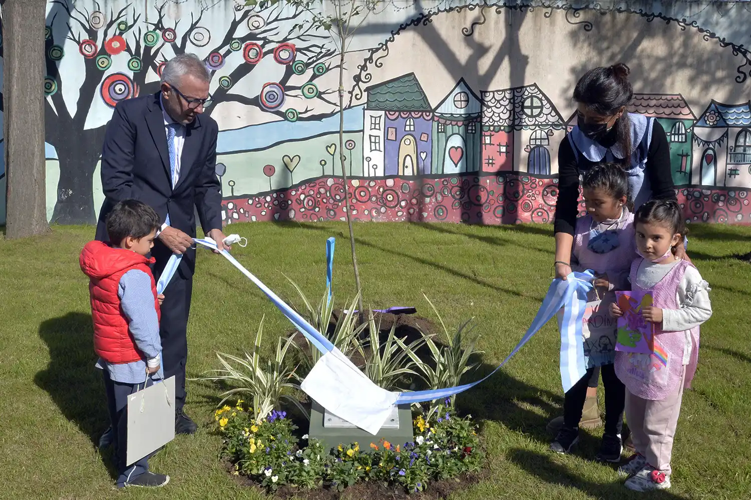 Tigre: Zamora inauguró los nuevos juegos del Jardín N° 937