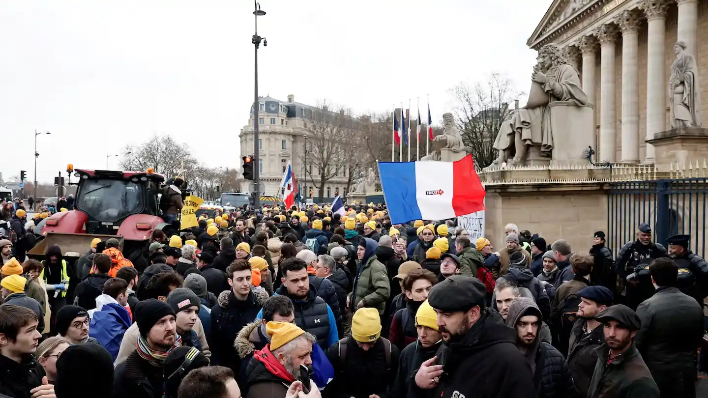 Agricultores franceses, miembros de la Coordinación Rural (CR), se manifiestan frente a la Asamblea Nacional durante una protesta contra la gestión del gobierno del acuerdo de libre comercio entre la UE y el Mercosur y el manejo del brote de dermatosis nodular contagiosa, en París, Francia, el 8 de enero de 2026. REUTERS/Benoit Tessier