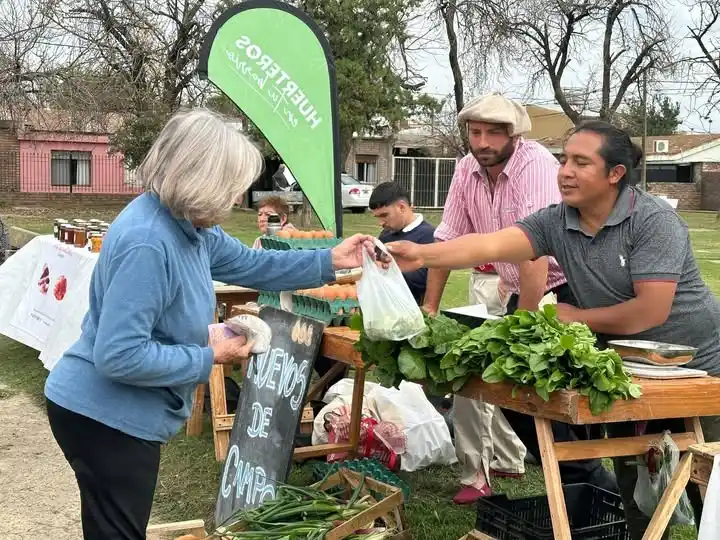 Los vecinos acceden a verduras y productos frescos. Foto: MVT