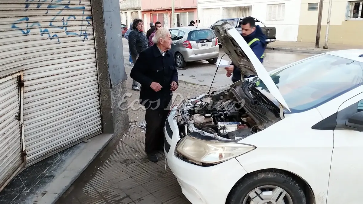 Fuerte colisión entre dos autos no arrojó heridos