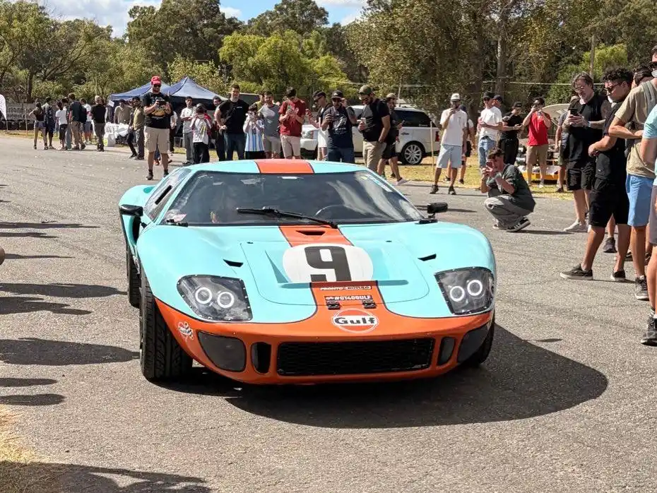 Un encuentro que reunió máquinas extraordinarias, miles de fanáticos y una propuesta poco habitual: ver a los autos históricos y deportivos en plena acción sobre el asfalto.