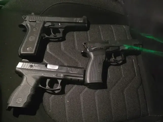 Hallaron una camioneta con pistolas, un dron y municiones en Funes